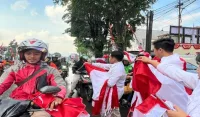 Meriah! GERINDRA Jabar Bagikan Ribuan Bendera, Warga Bandung Antusias Sambut HUT ke-80 RI