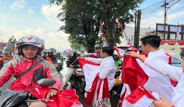 Meriah! GERINDRA Jabar Bagikan Ribuan Bendera, Warga Bandung Antusias Sambut HUT ke-80 RI